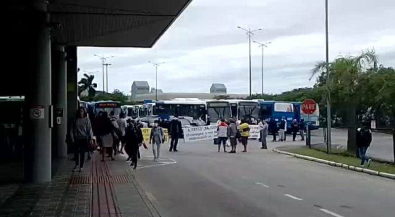 Ex-funcion&aacute;rios protestaram na manh&atilde; desta quinta-feira no Ticen, em Florian&oacute;polis – Foto: Yasmin Mior/ND