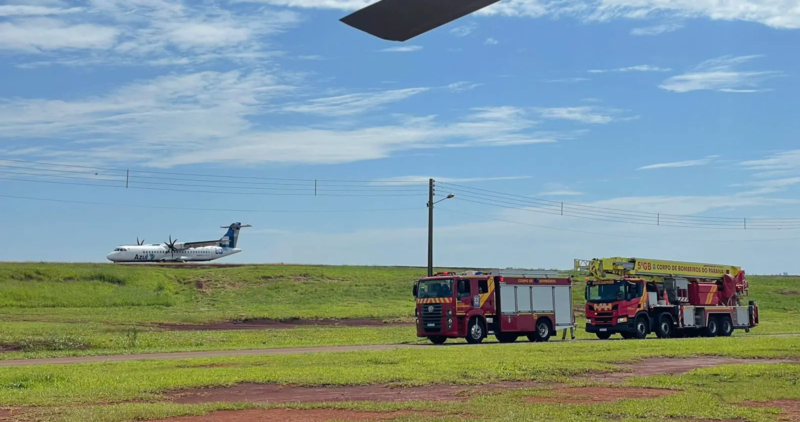 Avi&atilde;o voa em c&iacute;rculos por 40 minutos ap&oacute;s falha no trem de pouso &mdash; Foto: Corpo de Bombeiros/ND