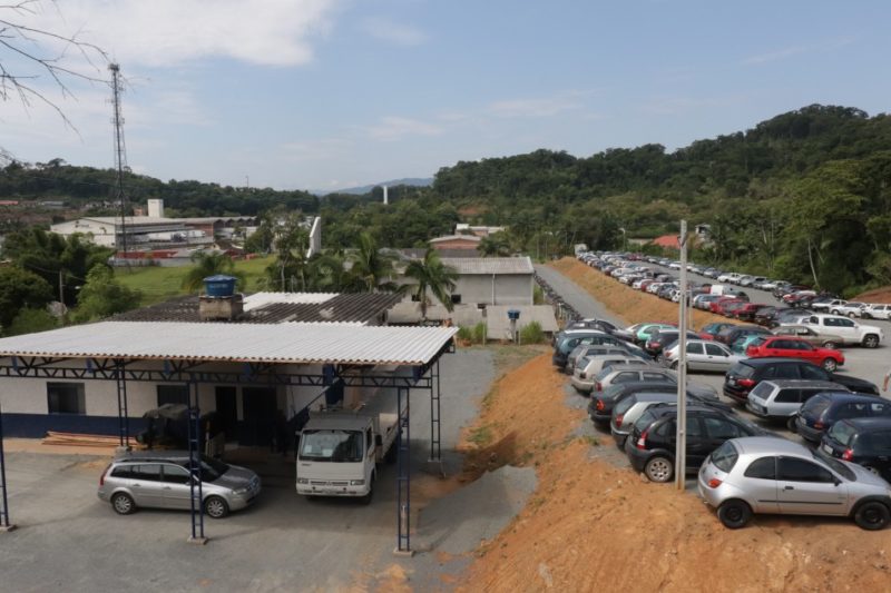 Homem roubou o pr&oacute;prio carro de p&aacute;tio da prefeitura de Blumenau – Foto: Marcelo Martins/PMB