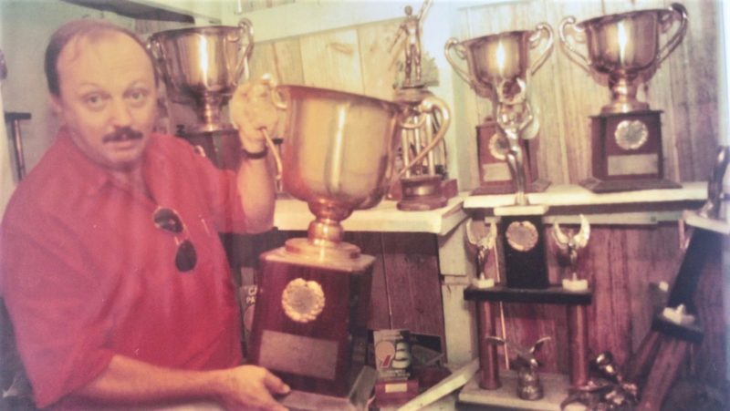 Paulo Leifer, presidente da Tenentes do Diabo entre 1983 e 1996, na sala de troféus &#8211; Foto: Acervo SCTD/Divulgação/ND