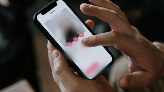 Encontro pelo Tinder termina em noite de terror e pesadelo para amigos