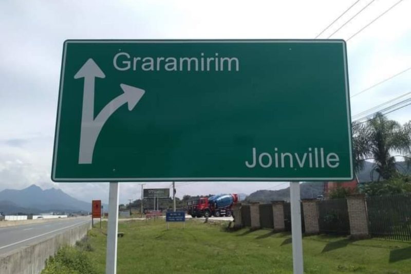 Graramirim? Placa com grafia errada chama aten&ccedil;&atilde;o na BR-280 – Foto: Internet