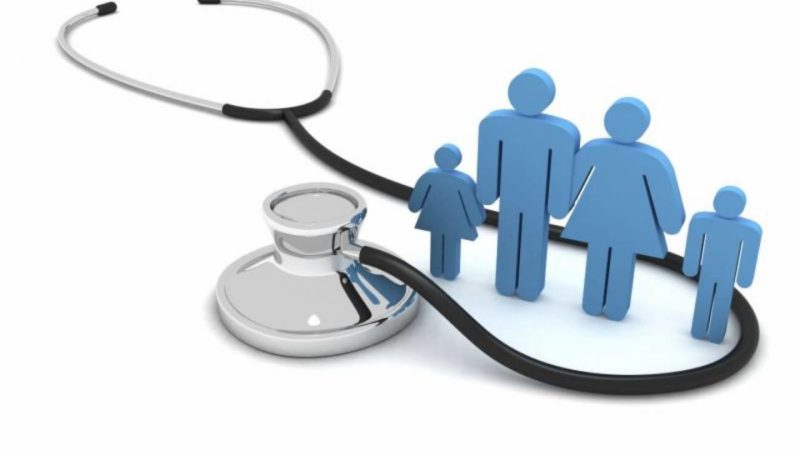 Foto mostra bonecos de família na cor azul ao lado de estetoscópio preto e prateado. Imagem é usada para ilustrar matéria sobre planos de saúde