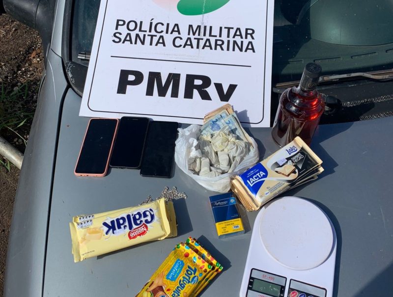 Assaltantes levaram v&aacute;rias barras de chocolate – Foto: PMRV/ND