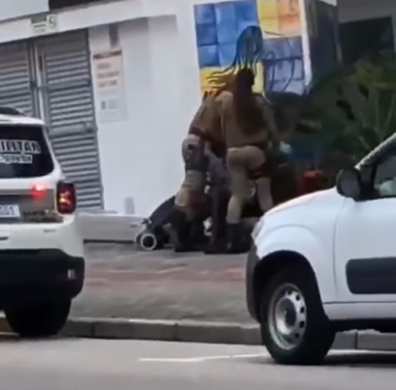 Abordagem policial a homem em situa&ccedil;&atilde;o de rua no bairro Estreito – Foto: Reprodu&ccedil;&atilde;o/Internet/ND