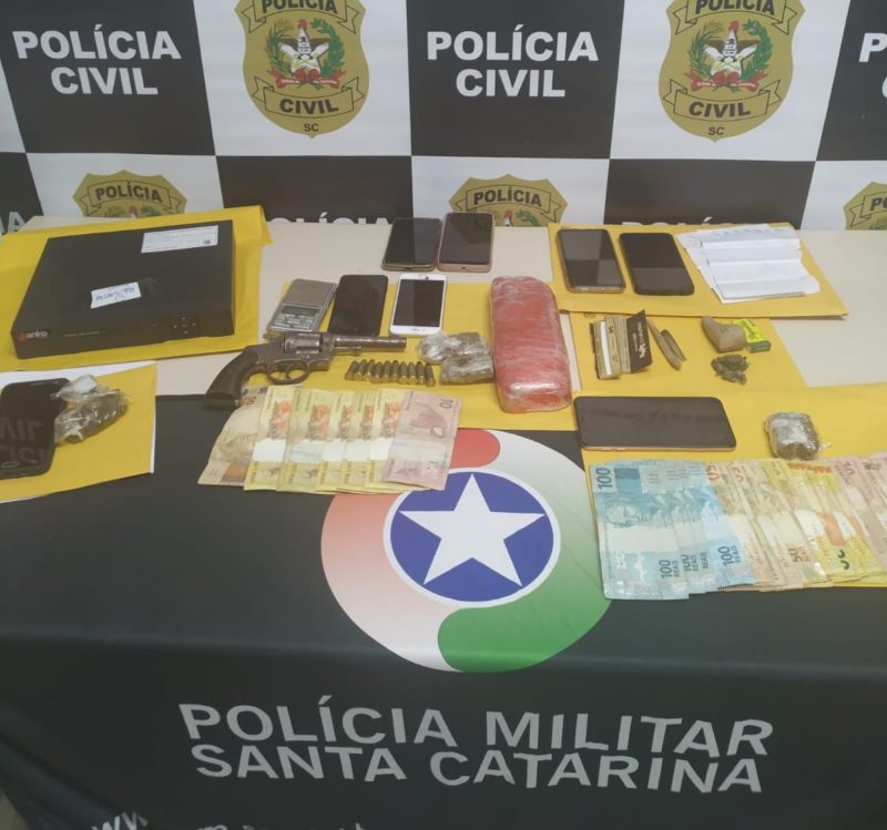 Durante a opera&ccedil;&atilde;o, houve a apreens&atilde;o de v&aacute;rios materiais, incluindo uma arma de fogo