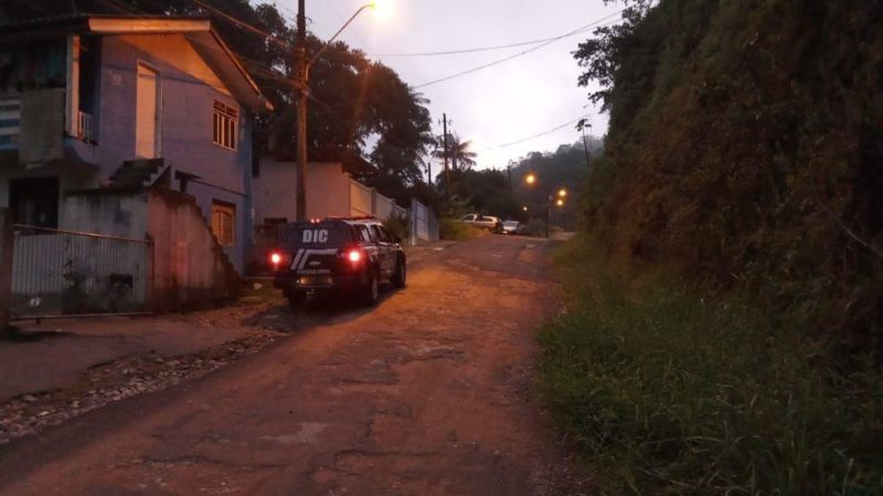 Opera&ccedil;&atilde;o da Pol&iacute;cia Civil foi realizada nesta manh&atilde; no bairro Ribeir&atilde;o Fresco, em Blumenau – Foto: Pol&iacute;cia Civil/Divulga&ccedil;&atilde;o