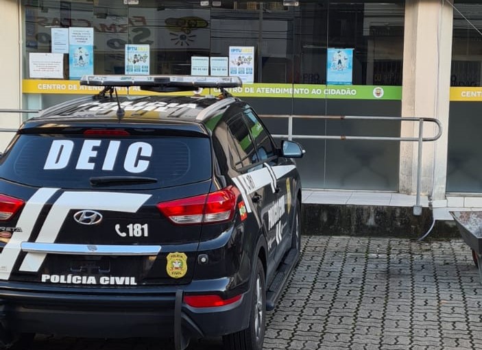 Imagem mostra viatura da Polícia Civil estacionado na calçada do Centro de Atendimento ao Cidadão