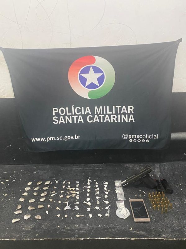 A&ccedil;&atilde;o policial de combate ao tr&aacute;fico de drogas ocorreu em Itaja&iacute; na tarde desta sexta (18) – Foto: PM/Divulga&ccedil;&atilde;o/ND