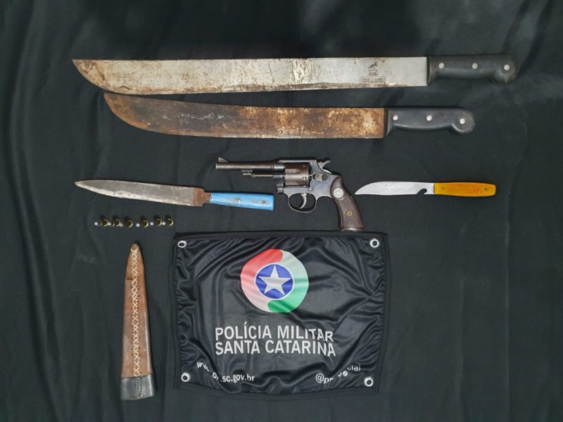 V&aacute;rias armas foram apreendidas pela pol&iacute;cia – Foto: Pol&iacute;cia Militar/ND