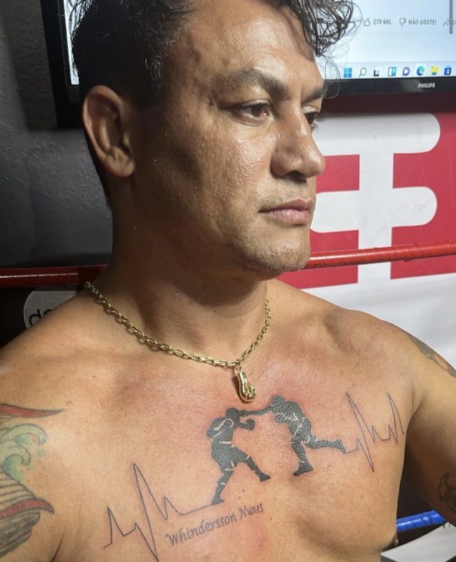 Marcada no peito: Pop&oacute; fez uma tatuagem para eternizar a luta contra Whindersson – Foto: reprodu&ccedil;&atilde;o / twitter
