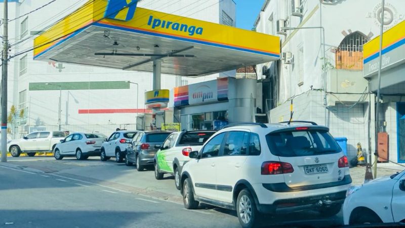 Fila em posto de combust&iacute;vel para abastecer no centro de Florian&oacute;polis nesta quinta-feira (10). – Foto: Danilo Duarte/ND