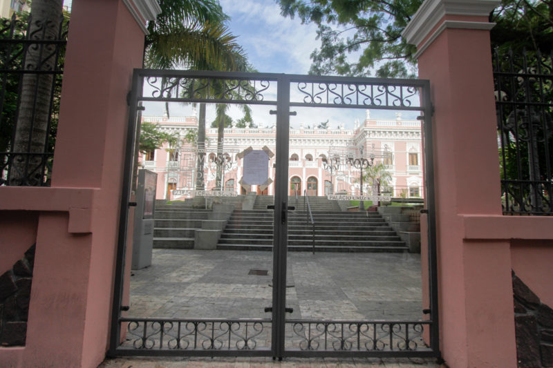&Aacute;rea externa do Pal&aacute;cio Cruz e Sousa, em Florian&oacute;polis, est&aacute; fechado desde o in&iacute;cio da pandemia – Foto: Leo Munhoz/ND