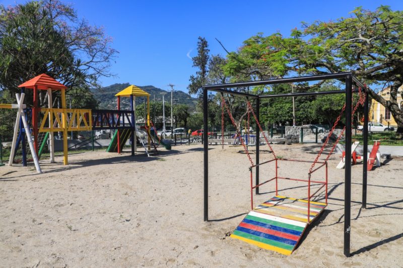 Foram&nbsp; instalados, na pra&ccedil;a Santos Dumont, novo playground e academia de gin&aacute;stica, petplace, implantados equipamentos urbanos como bancos e mesas de concreto (inclusive para jogos), biciclet&aacute;rio e lixeiras – Foto: Marcos Albuquerque/PMF/Divulga&ccedil;&atilde;o/ND
