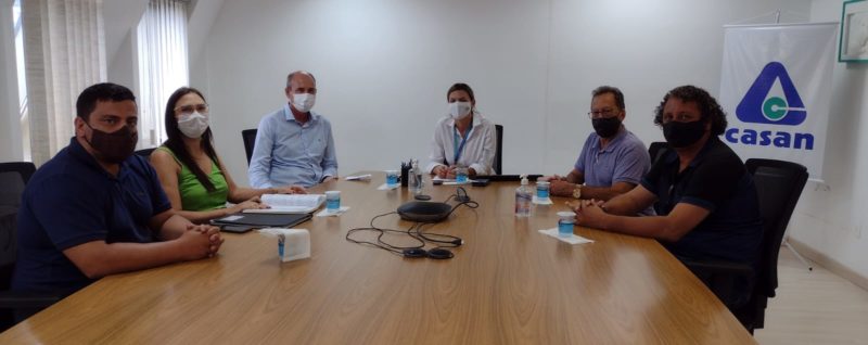 Prefeito de Maracaj&aacute; tratou do assunto nesta semana em reuni&atilde;o na Casan – Foto: Divulga&ccedil;&atilde;o/ND