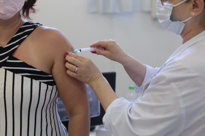 Mais de 40% das pessoas acima de 18 anos j&aacute; receberam a dose de refor&ccedil;o contra a Covid-19 em Santa Catarina – Foto: PMC/Divulga&ccedil;&atilde;o/ND