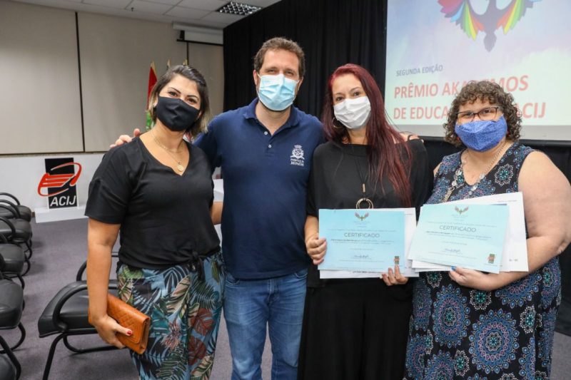 A foto mostra os professores com a premiação
