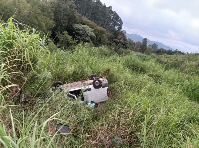 O condutor de uma caminhonete Fiorino, de Blumenau, arriscou desviar para o acostamento, perdeu o controle da dire&ccedil;&atilde;o, saiu da pista e capotou – Foto: Divulga&ccedil;&atilde;o/PRF/ND