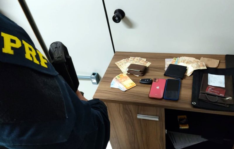 Sequestradores que obrigaram mulher a sacar R$ 2,8 mil s&atilde;o presos em Balne&aacute;rio Cambori&uacute; – Foto: Pol&iacute;cia Rodovi&aacute;ria Federal/Divulga&ccedil;&atilde;o/ND