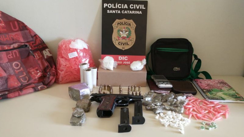Al&eacute;m do suspeito, os policiais apreenderam armam muni&ccedil;&otilde;es e drogas – Foto: Pol&iacute;cia Civil/Divulga&ccedil;&atilde;o/ND