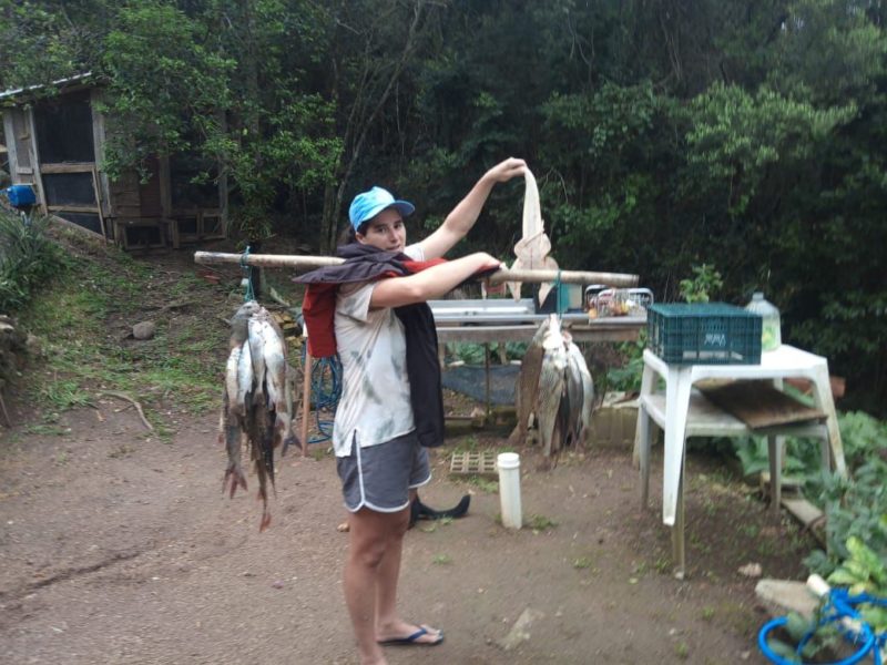 Josi trabalhando na pesca em uma das suas jornadas do dia a dia&nbsp; – Foto: Arquivo Pessoal/Reprodu&ccedil;&atilde;o/ND