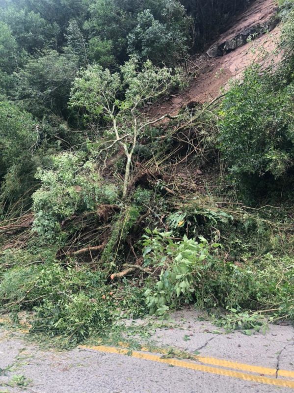 Uma das pistas ficou obstru&iacute;da. Equipes fazem a limpeza da pista na tarde deste s&aacute;bado – Foto: PMR/Divulga&ccedil;&atilde;o ND