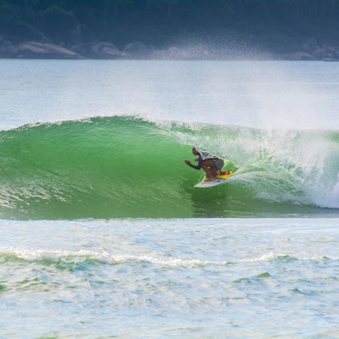 Surf feminino em alta: Rafa Gluszczuk entubando no Campeche – Foto: Waltrick Rosane