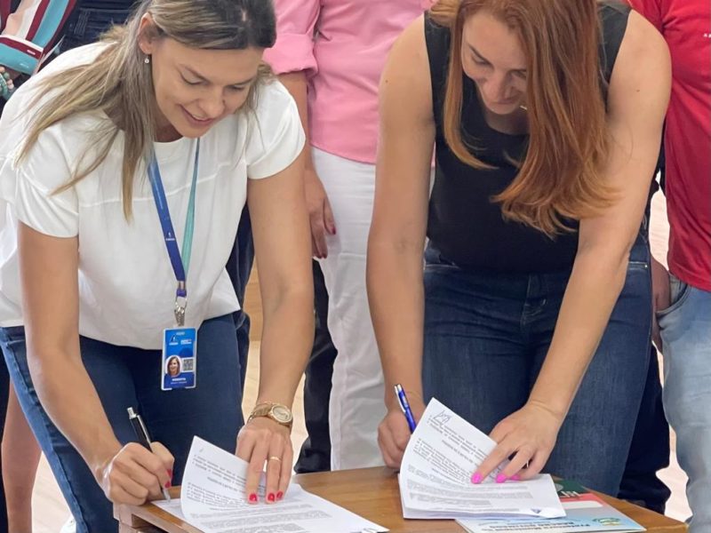 A assinatura contou com a presen&ccedil;a da prefeita Cleci Veronezi, da presidente da CASAN, Roberta Maas dos Anjos, e diretoria da empresa, bem como dos vereadores do munic&iacute;pio – Foto: Casan/Divulga&ccedil;&atilde;o