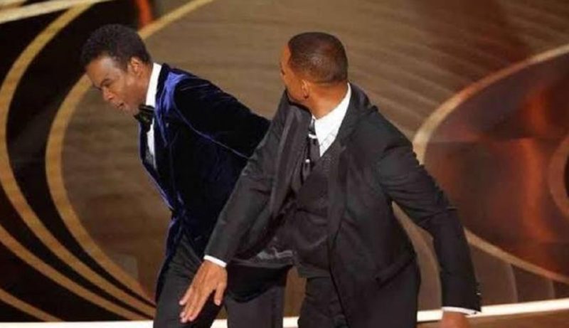 Will Smith d&aacute; um tapa na cara de Chris Rock durante cerim&ocirc;nia do Oscar neste domingo (27) – Foto: Reprodu&ccedil;&atilde;o