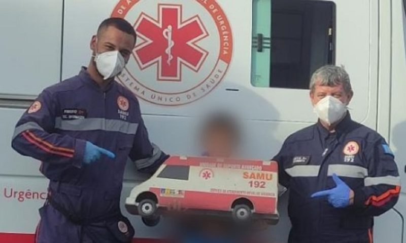 Menino f&atilde; do Samu ajudou a salvar a m&atilde;e no &uacute;ltimo s&aacute;bado (5) – Foto: Reprodu&ccedil;&atilde;o Acontece Botucatu