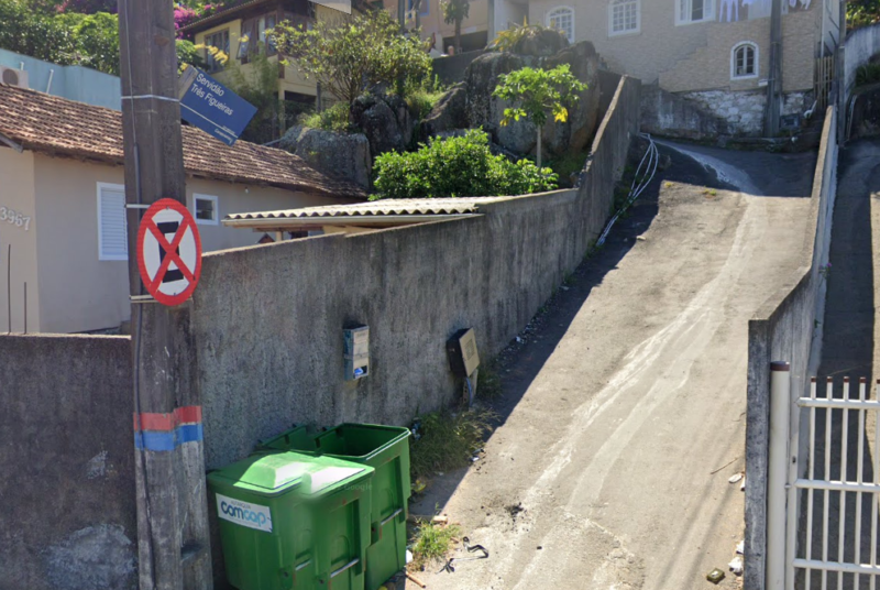 Homem foi encontrado inconsciente ap&oacute;s tentativa de homic&iacute;dio em uma rua de Canasvieiras, em Florian&oacute;polis. – Foto: Reprodu&ccedil;&atilde;o/Google/Divulga&ccedil;&atilde;o/ND