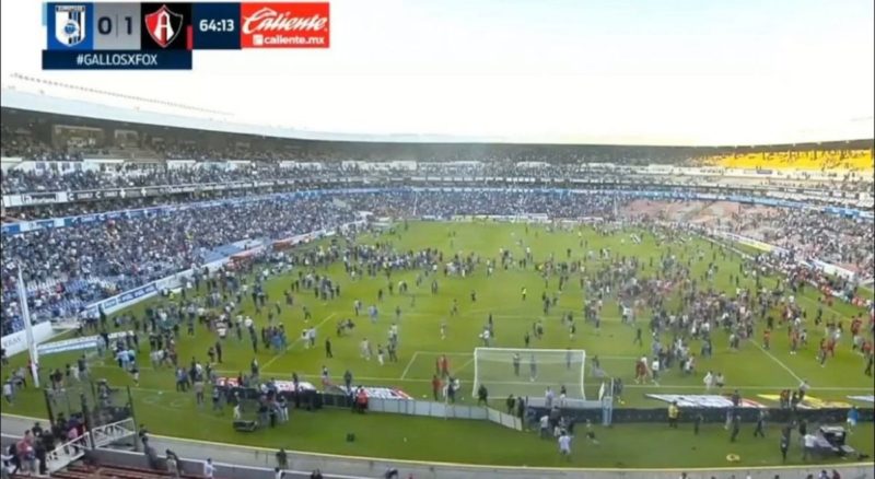 Briga entre torcedores de Quer&eacute;taro e Atlas neste s&aacute;bado (5) – Foto: Reprodu&ccedil;&atilde;o/ Twitter