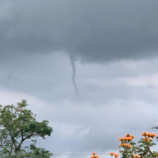 funil sendo formado nas nuvens de Meleiro