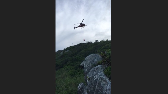 Duas pessoas foram resgatadas na praia Mole – Foto: CBMSC/Divulga&ccedil;&atilde;o/ND