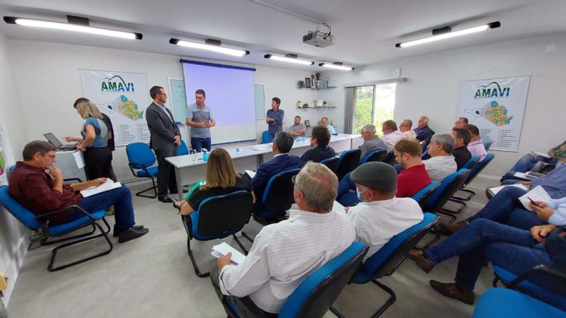 Durante assembleia da Amavi, prefeitos do Alto Vale firmaram cons&oacute;rcio para custeio do aeroporto. – Foto: Divulga&ccedil;&atilde;o/ASCOM Rio do Sul/ND