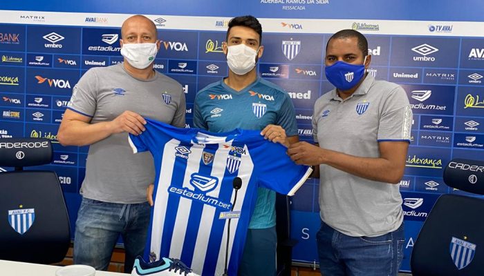 Ronaldo no dia da sua apresenta&ccedil;&atilde;o no Ava&iacute; ao lado do Marquinhos Santos e Diogo Fernandes – Foto: divulga&ccedil;&atilde;o/Ava&iacute; FC