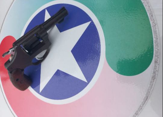 O criminoso tentou roubar um rel&oacute;gio Rolex, mas n&atilde;o conseguiu e acabou desarmado por populares. Ele portava um rev&oacute;lver calibre .32, conforme a PM (Pol&iacute;cia Militar) – Foto: Pol&iacute;cia Militar/Divulga&ccedil;&atilde;o