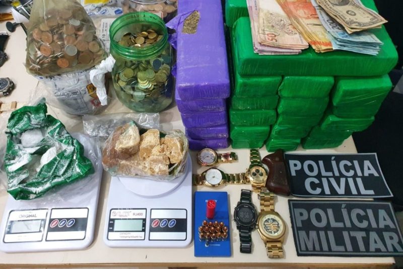 Dinheiro, drogas e itens roubados foram encontrados com os suspeitos – Foto: Divulga&ccedil;&atilde;o/ND