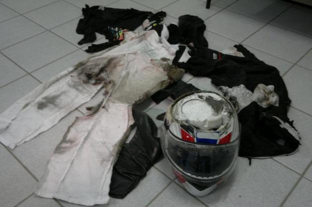 Pol&iacute;cia Civil disponibilizou fotos das roupas e capacete da v&iacute;tima, ap&oacute;s o acidente. – Foto: Arquivo pessoal/Maristela Stringhini/ND