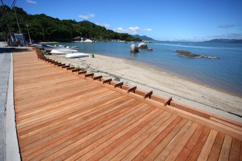 Espa&ccedil;o agora tem um deck de madeira, com guarda-corpo e passarela de acesso &agrave; praia – Foto: Rua da Praia da Tapera