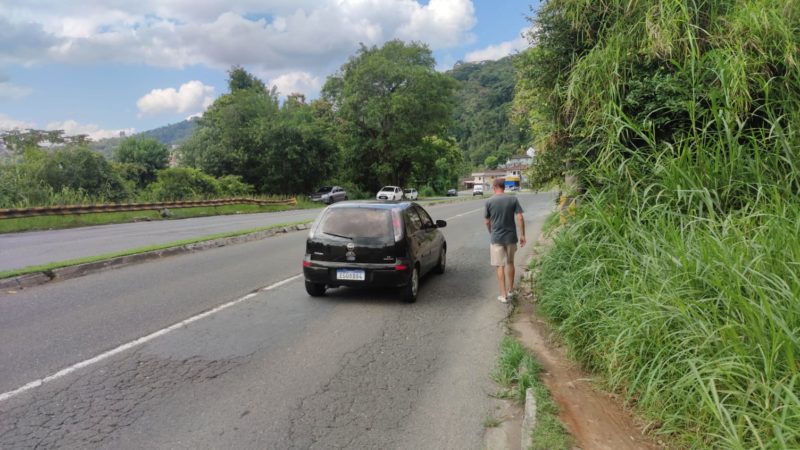 Rua onde pedestres precisam se arriscar para transitar ser&aacute; reurbanizada pela prefeitura a partir da pr&oacute;xima semana – Foto: Rodrigo Vieira/NDTV