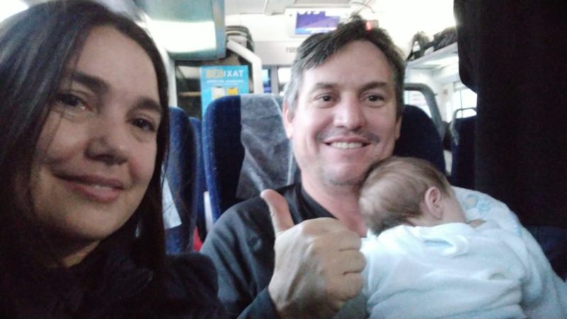 família de kelly no trem 