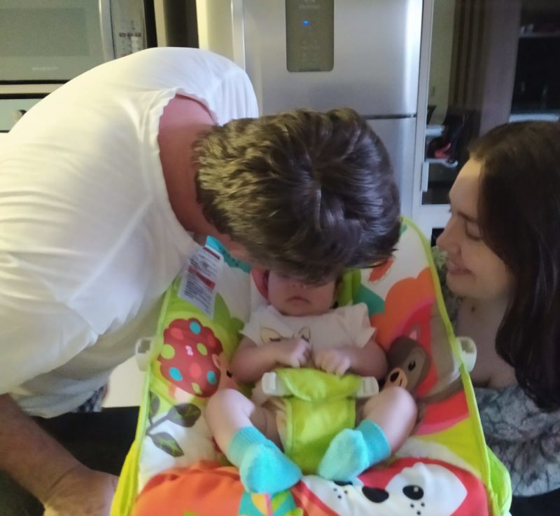 casal com a pequena mikaela em casa