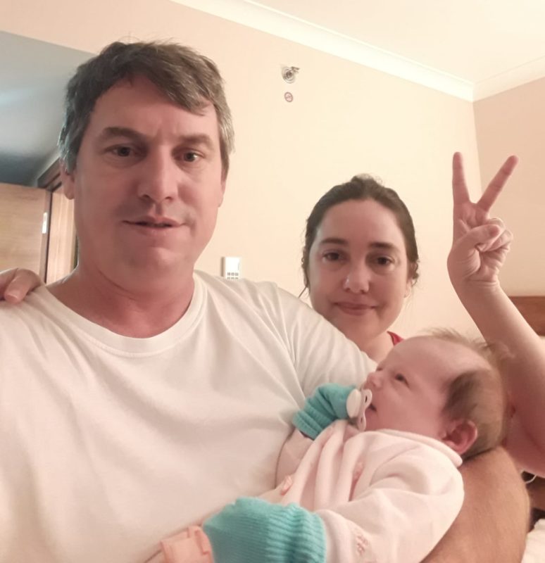 kelly, o marido e a filha Mikaela