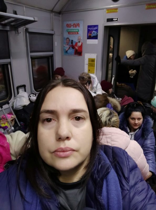 kelly mueller mostra o trem lotado