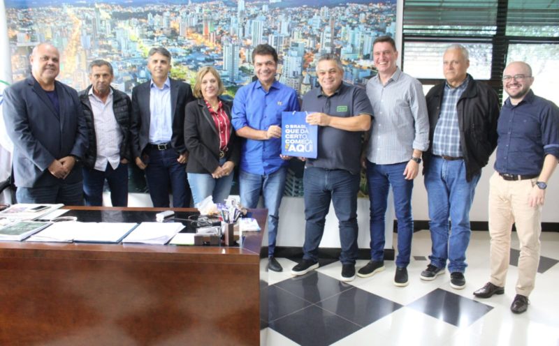 Na viagem &agrave; Chapec&oacute; o prefeito de Crici&uacute;ma levou tr&ecirc;s vereadores da sua bancada na C&acirc;mara Municipal. – Foto: Divulga&ccedil;&atilde;o