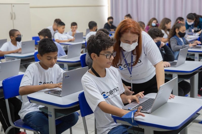 Alunos começando a utilizar chromebooks nas escolas de São José
