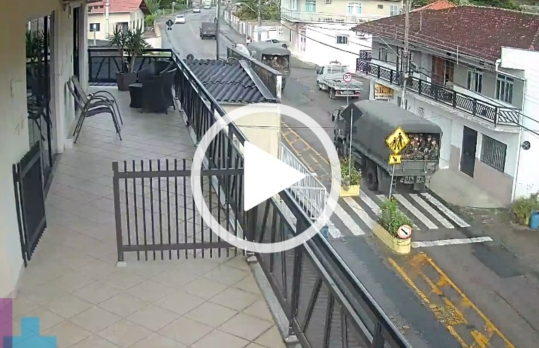 Caminh&atilde;o que aparece no v&iacute;deo caiu na ribanceira minutos depois e tr&ecirc;s militares do Ex&eacute;rcito perderam a vida – Foto: Reprodu&ccedil;&atilde;o/ND