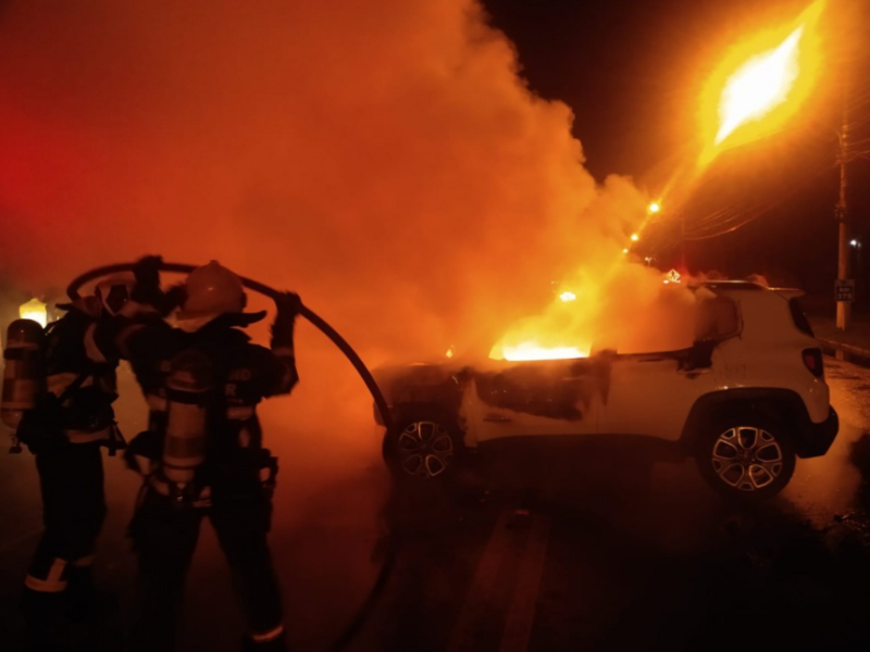 Bombeiros precisaram intervir para contar as chamas de dois ve&iacute;culos incendiados ap&oacute;s acidente grave. – Foto: Reprodu&ccedil;&atilde;o Engeplus / Divulga&ccedil;&atilde;o ND