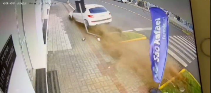 Motorista perdeu o controle do carro. – Foto: Reprodu&ccedil;&atilde;o/ND